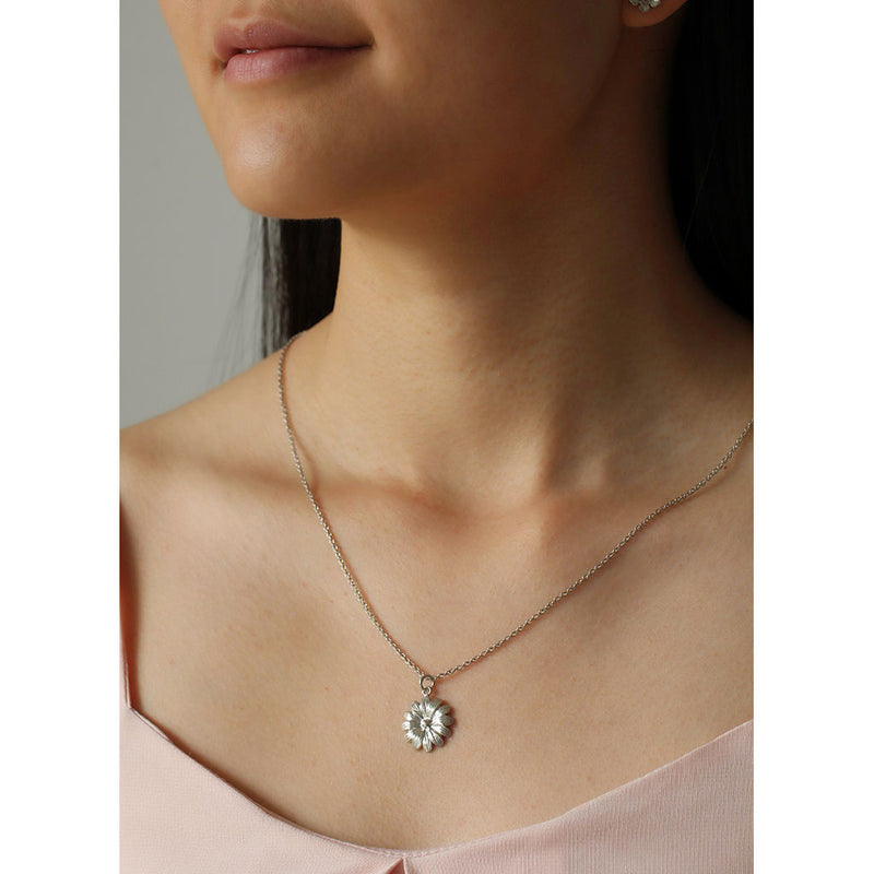 silver daisy necklace