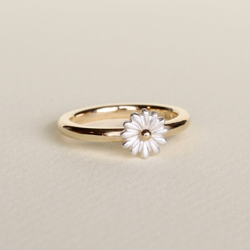 small daisy ring in gold and silver